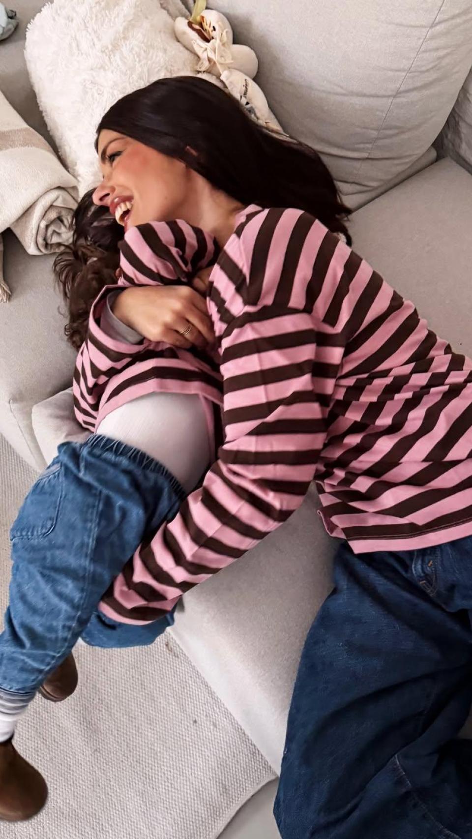 Dulceida, en sus redes sociales, con camiseta de rayas de la firma Noniná.