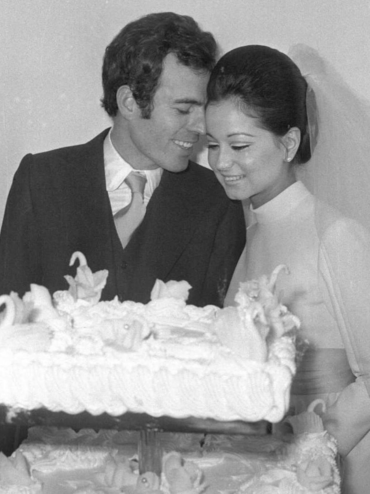 Julio Iglesias junto a Isabel Preysler en su boda en Illescas (Toledo).