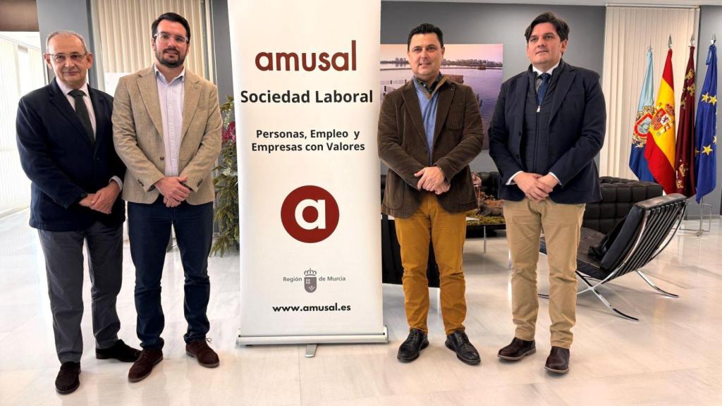 Representantes de AMUSAL y el Ayuntamiento de San Javier posan junto al cartel del convenio, destacando el apoyo a sociedades laborales y empresas participadas de la Región de Murcia.