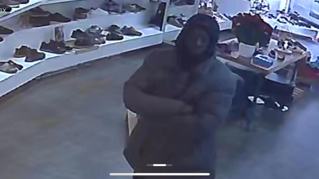 Mamadou Diadie, conocido como Momo, filmado por la cámara de seguridad de un comercio donde supuestamente robó.