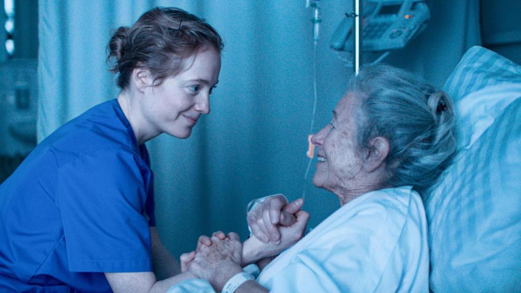 Floria (Leonie Benesch) atiende a una paciente en 'Turno de guardia'