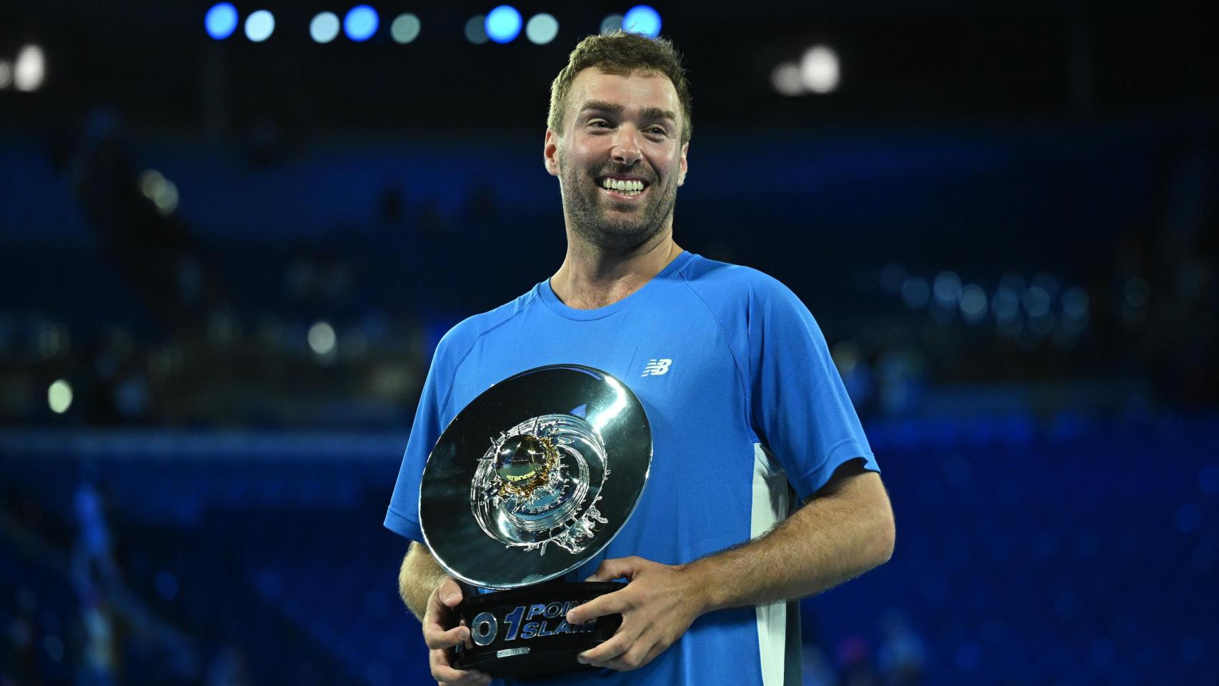 Jordan Smith levanta el trofeo del One Point Slam tras ganar a Joanna Garland.