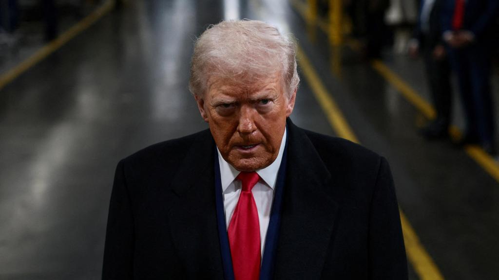 Donald Trump este martes en el centro de producción de Ford en Dearborn.