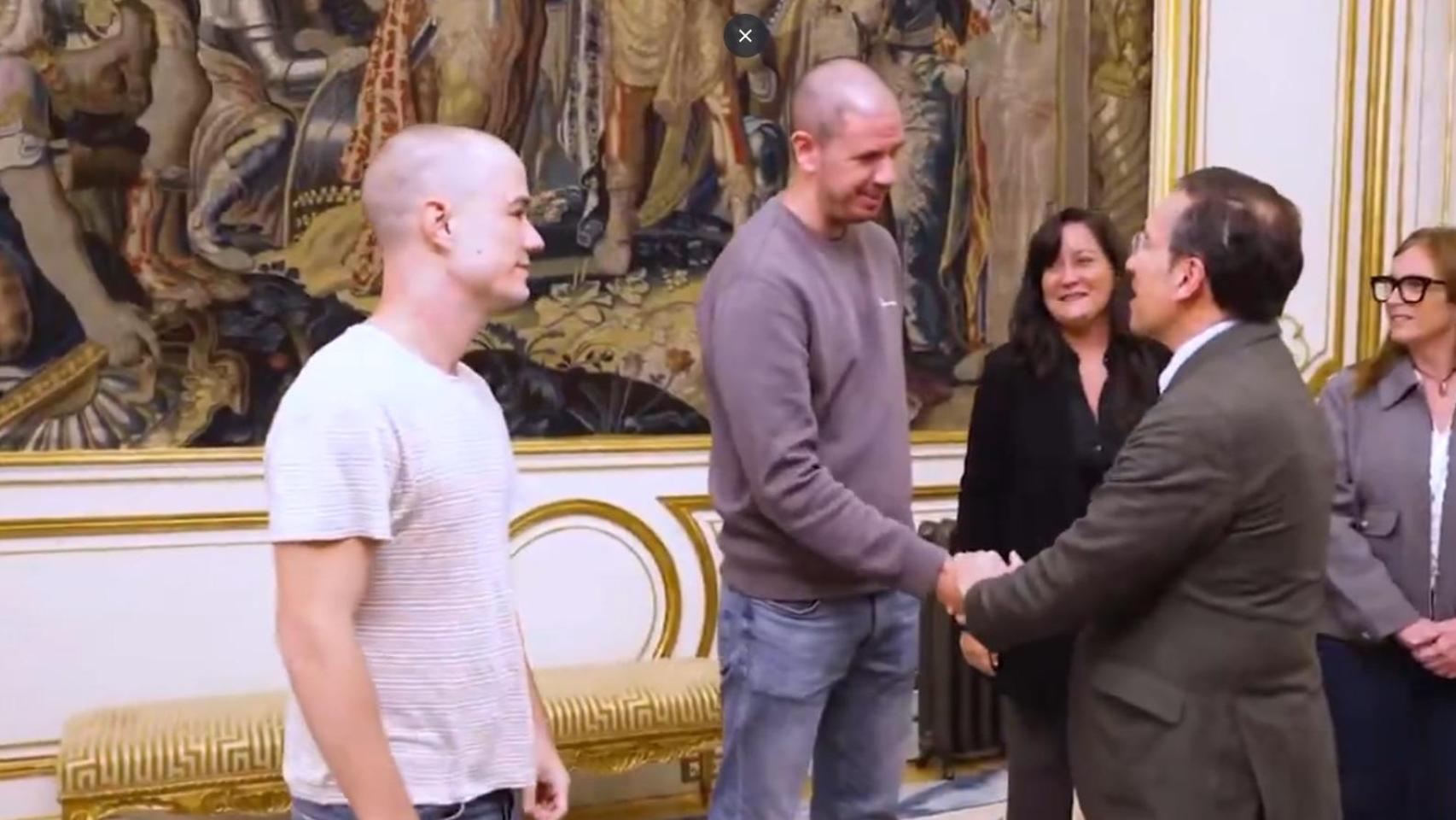 Albares se reúne con tres de los seis presos políticos españoles repatriados desde Venezuela.