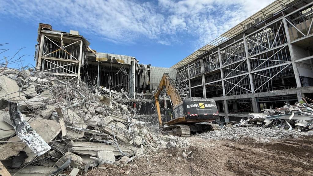 Trabajos de demolición de los antiguos cines del Málaga Nostrum.