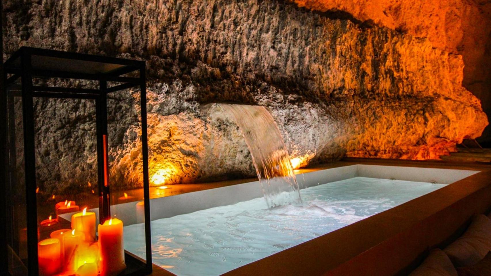 El hotel cueva 'secreto' de España para conquistar a tu pareja: Jacuzzis, terrazas privadas y habitaciones de otro planeta