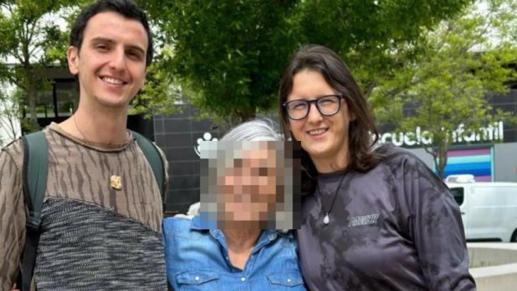 Rebeca y Francisco con un familiar.