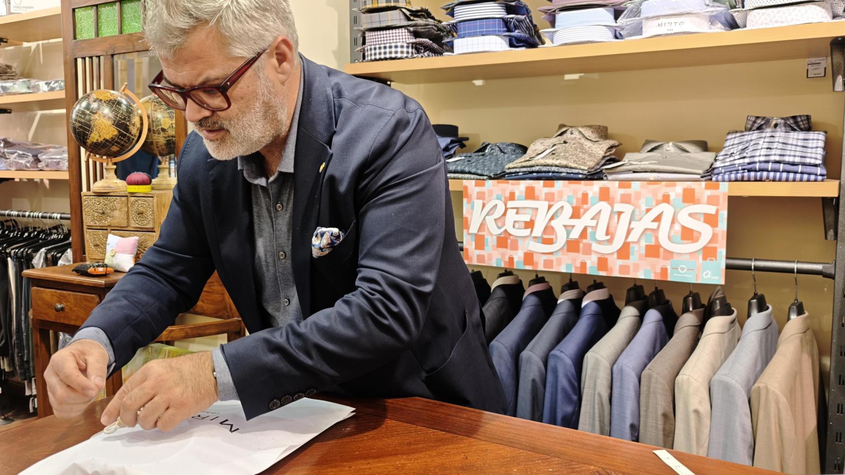 Vicente Armengol, de Cor d'Alacant, en su local en rebajas.