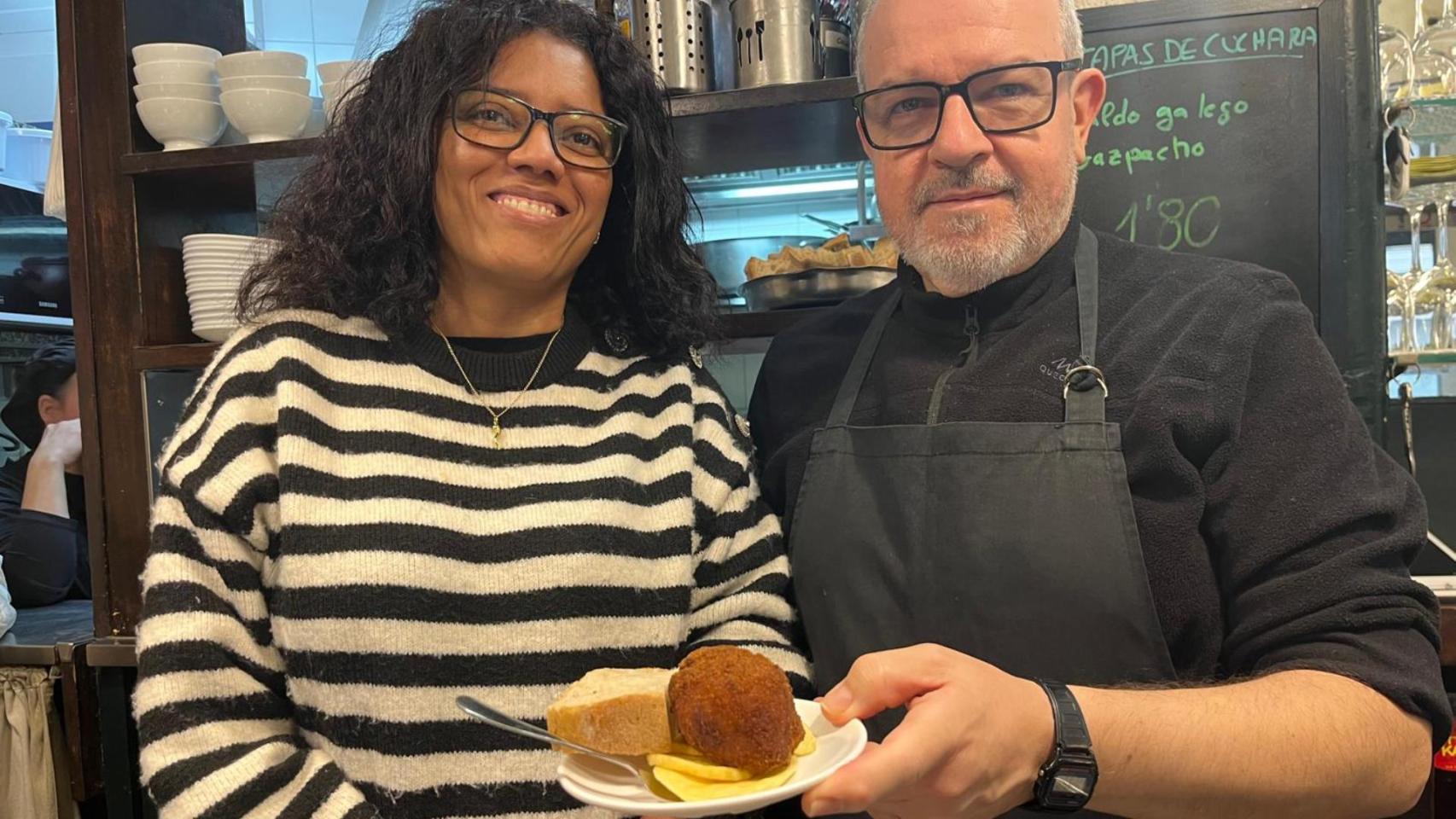 Trabajadores de La Bombilla sostienen su plato estrella