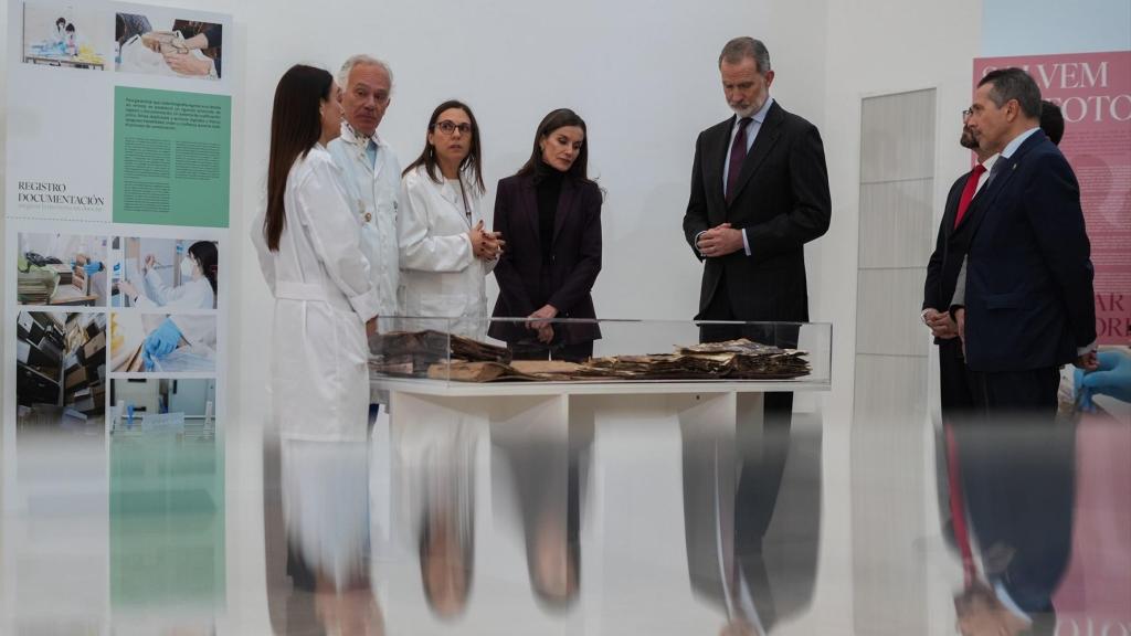 Los Reyes Felipe VI y doña Letizia visitan el proyecto 'Salvem les fotos' de la UPV.