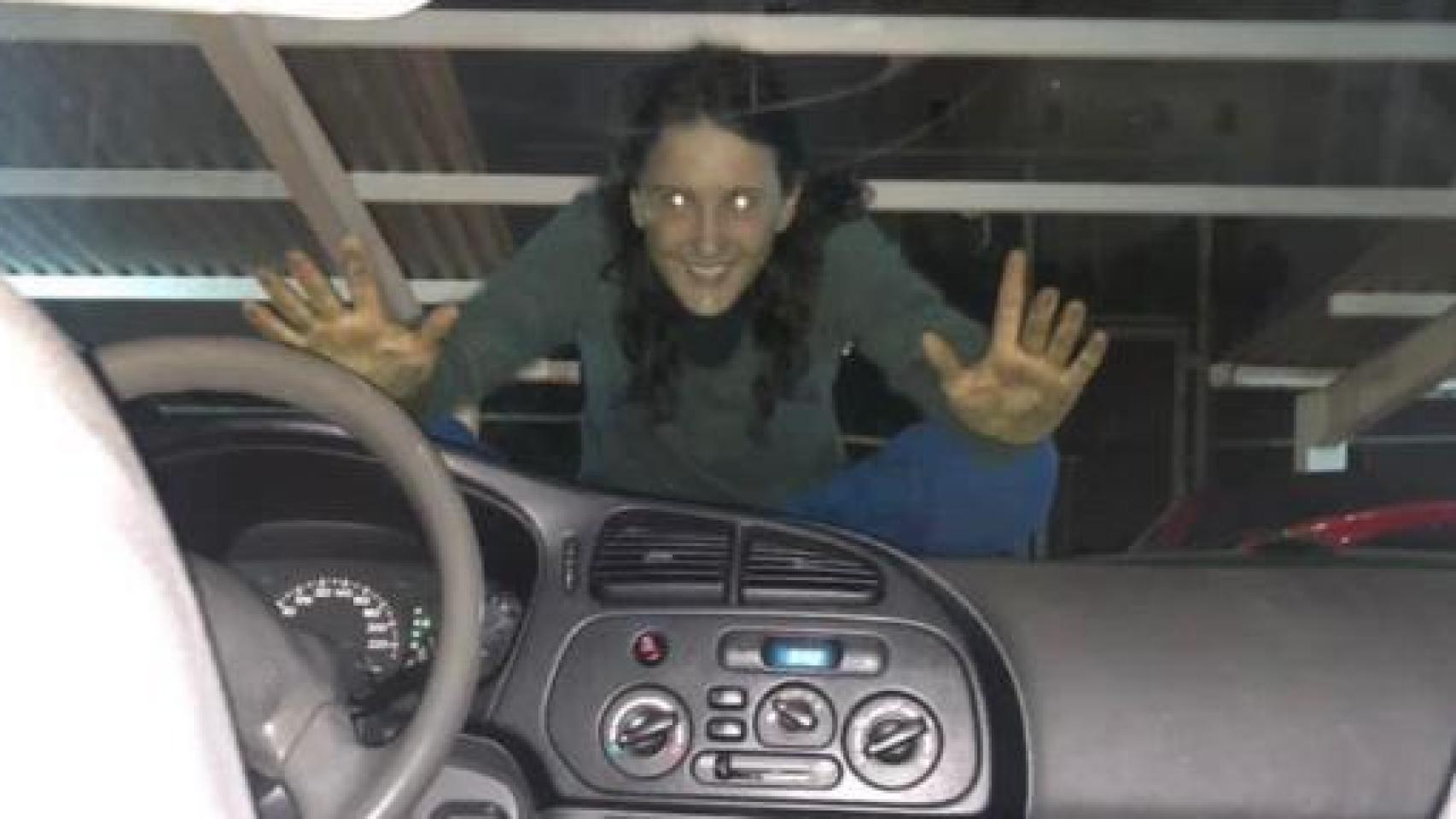 Rebeca encima del capó de una de sus víctimas.