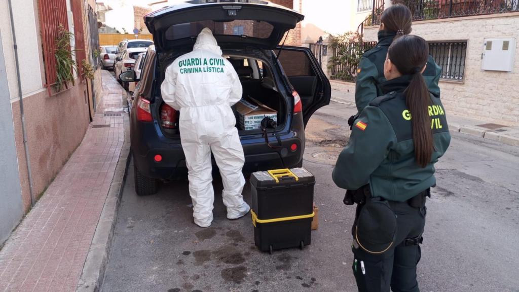 El Servicio de Criminalística de la Guardia Civil, este miércoles, tras inspeccionar el ático okupa.