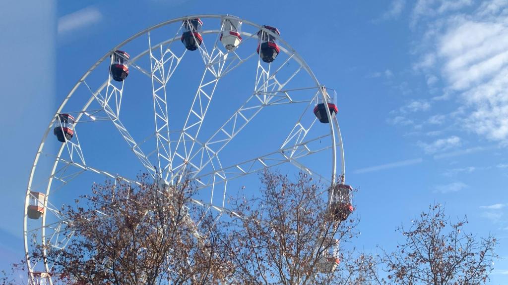 La noria de Zaragoza, ya casi instalada frente a la parada de La Chimenea.