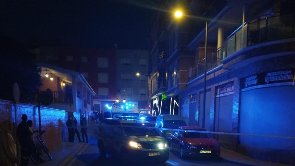 La calle precintada por la Guardia Civil, el martes por la noche, para evitar el acceso a la zona donde yacía el cuerpo sin vida de 'Momo', junto a un salón de juego.