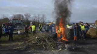 Agricultores y ganaderos cortan la A-52 con tractores y rollos de paja en Xinzo de Limia, Ourense, Galicia (España).
