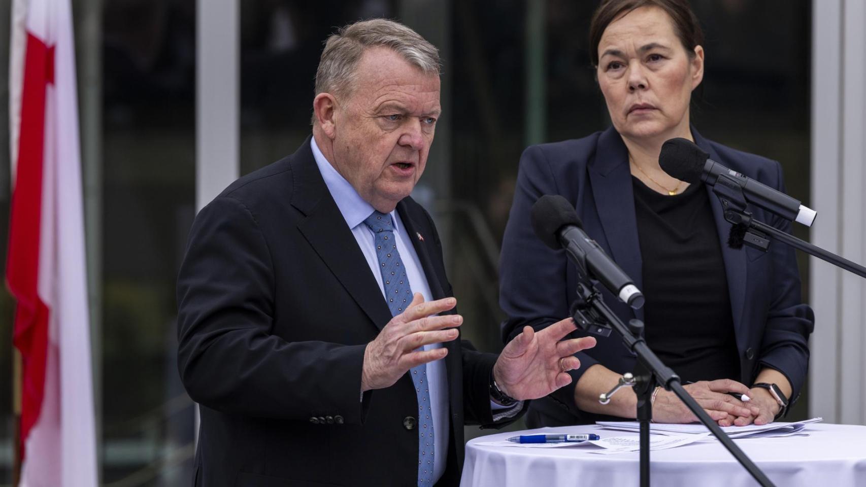 Los titulares de Exteriores de Dinamarca y Groenlandia, Lars Lokke Rasmussen y Vivian Motzfeldt, en la rueda de prensa que dieron  tras su reunión en la Casa Blanca.