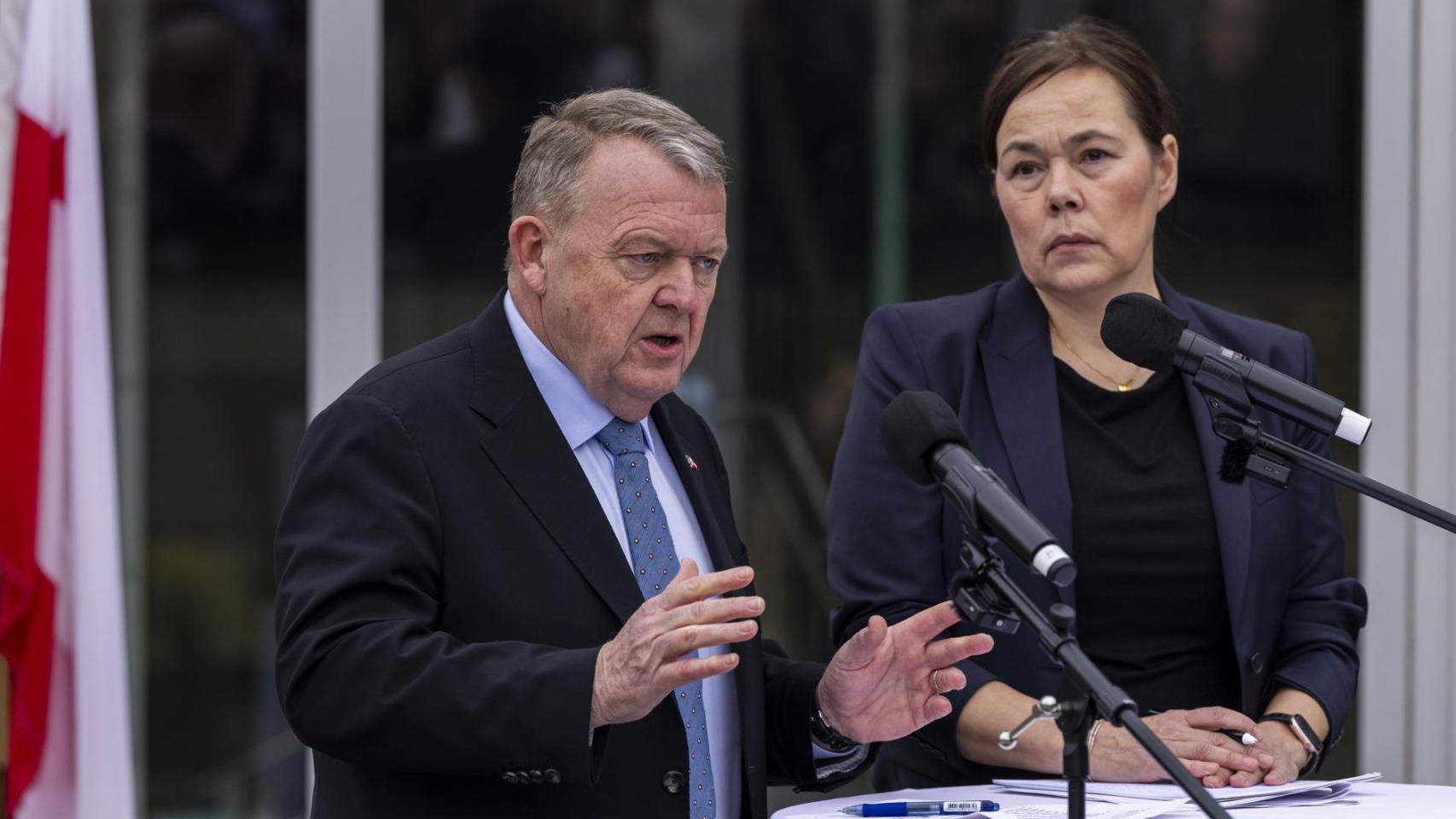 Los titulares de Exteriores de Dinamarca y Groenlandia, Lars Lokke Rasmussen y Vivian Motzfeldt, en la rueda de prensa que dieron  tras su reunión en la Casa Blanca.
