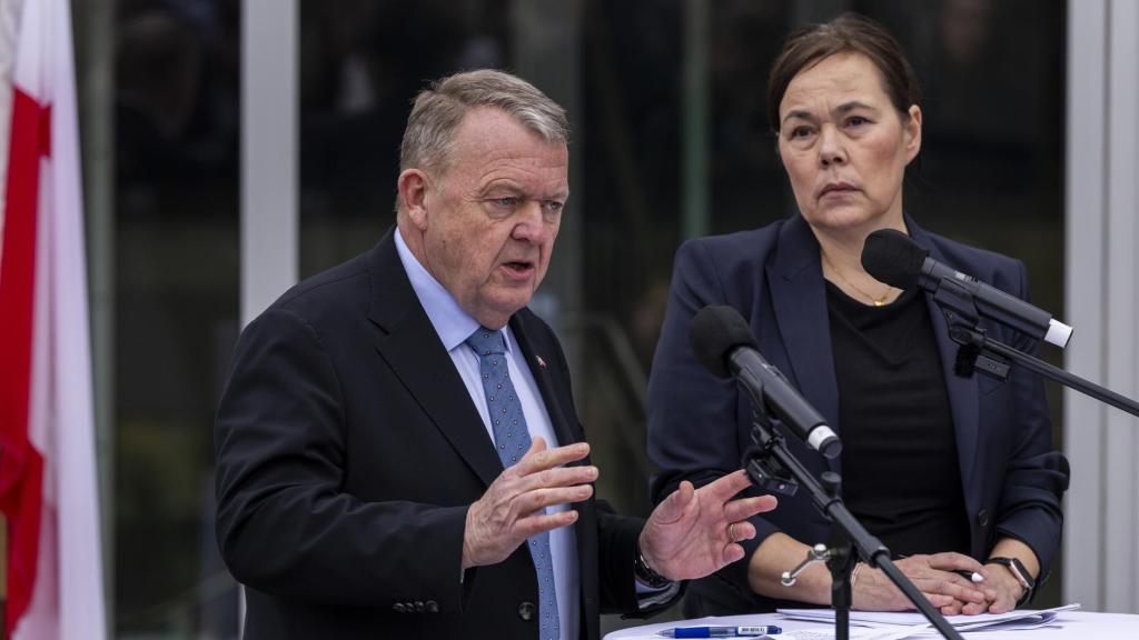 Los titulares de Exteriores de Dinamarca y Groenlandia, Lars Lokke Rasmussen y Vivian Motzfeldt, en la rueda de prensa que dieron  tras su reunión en la Casa Blanca.