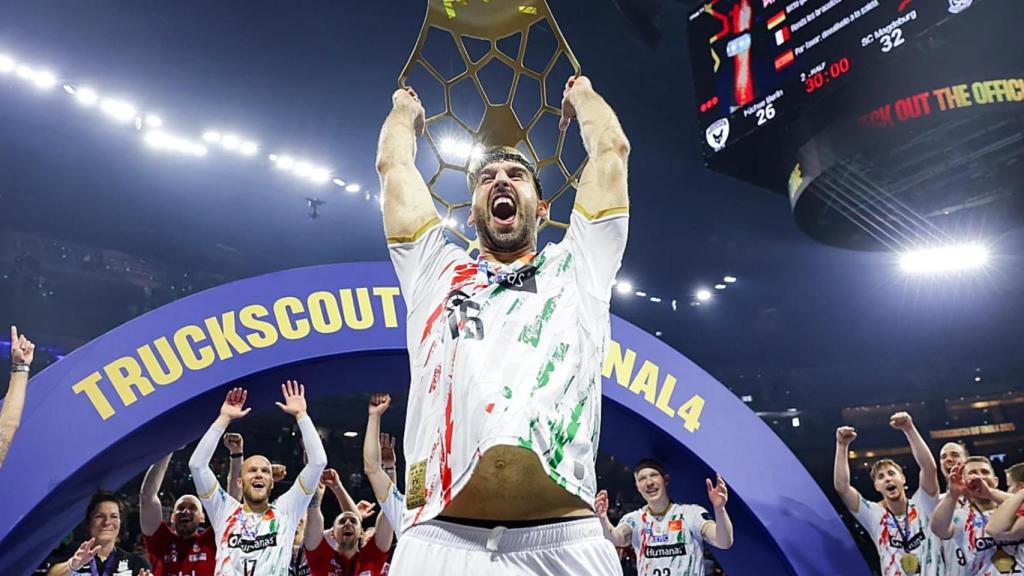 Antonio Serradilla, levantando el título de la EFH Champions League