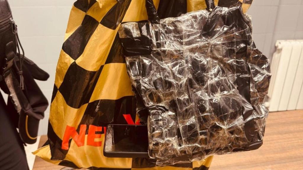 Bolsa con el móvil que usaba el detenido.