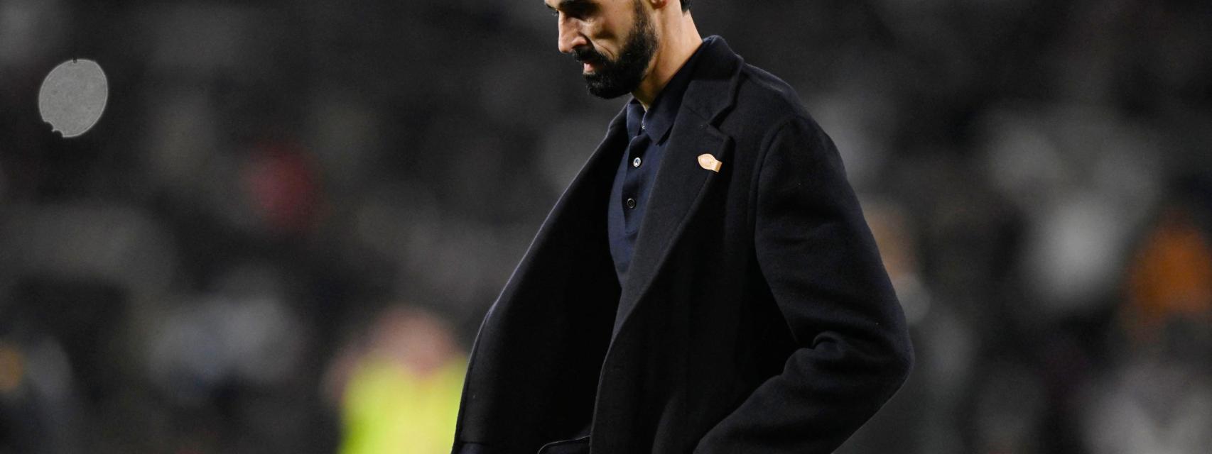 Arbeloa se marcha cabizbajo del Carlos Belmonte tras la eliminación del Real Madrid.