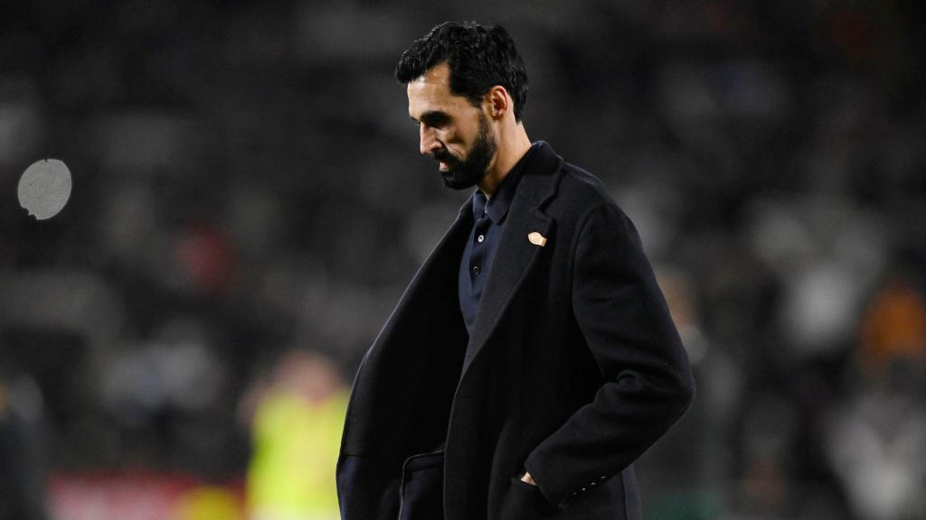 Arbeloa se marcha cabizbajo del Carlos Belmonte tras la eliminación del Real Madrid.