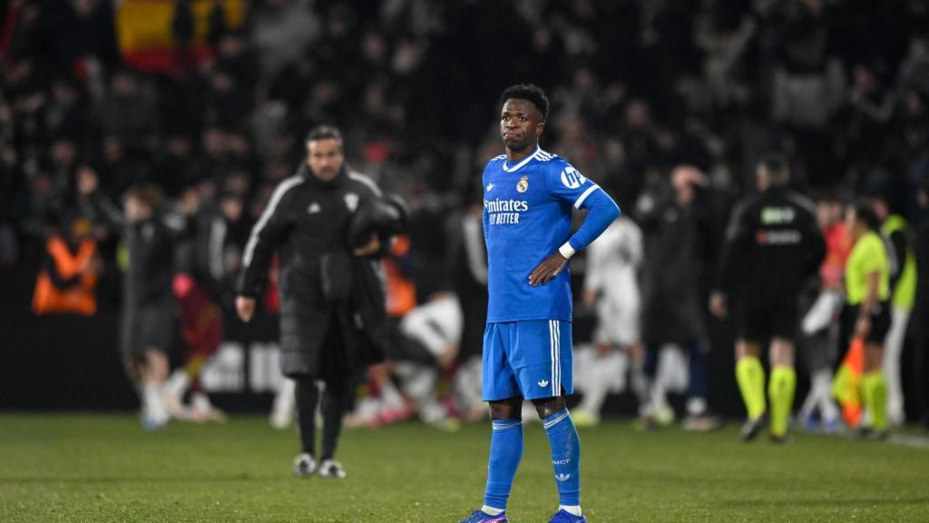 Vinicius, con los brazos en jarra tras la eliminación del Real Madrid ante el Albacete.