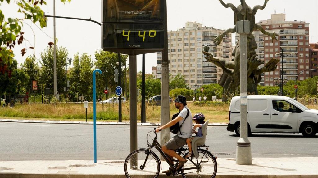 Imagen de archivo de un termómetro marcando 44 ºC en pleno mes de agosto en Valencia.