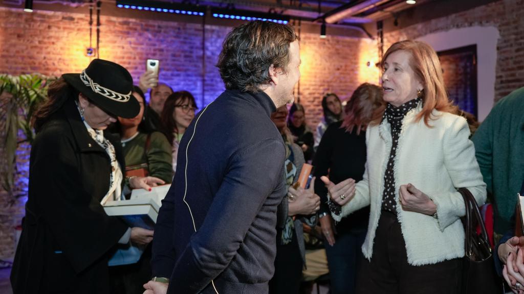 Rafa Tarradas conversando con algunas de las asistentes.