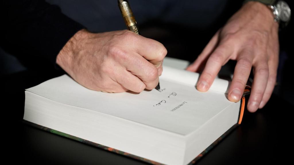 El escritor firmando uno de los ejemplares de la novela en la tarde del 13 de enero.