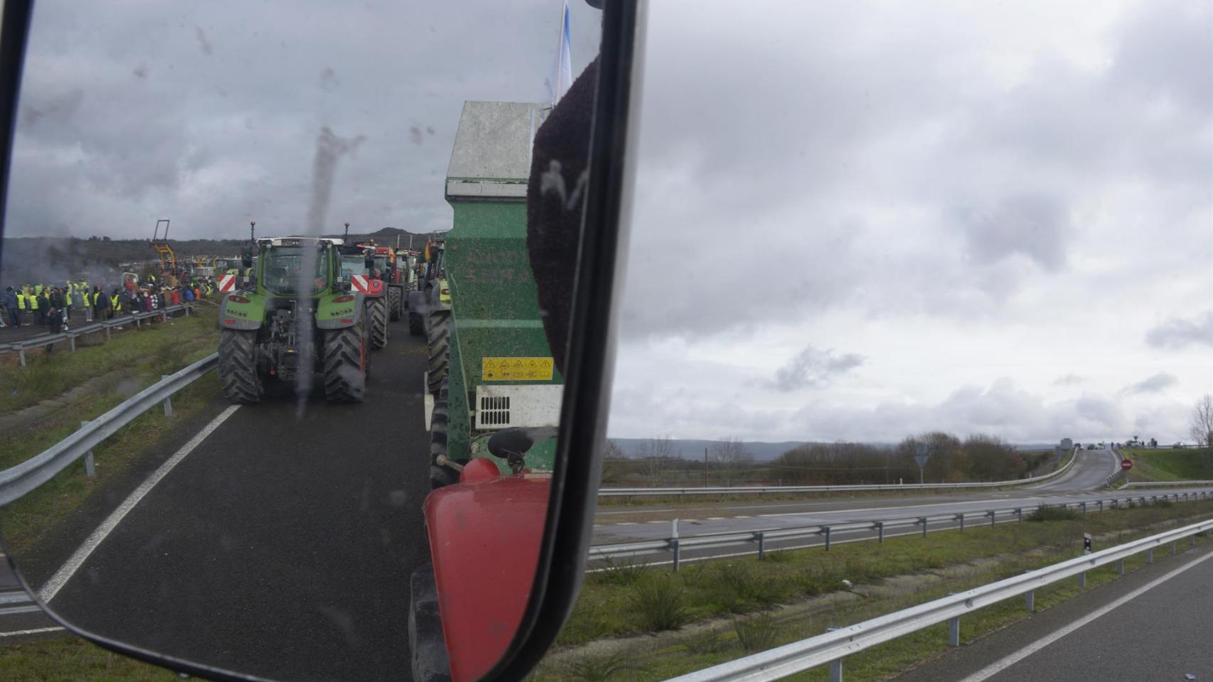 Agricultores y ganaderos cortan la A-52 con tractores y rollos de paja en Xinzo de Limia, Ourense, Galicia (España).