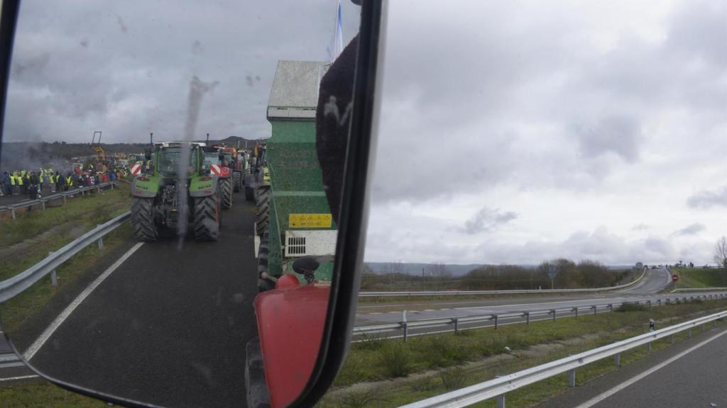 Agricultores y ganaderos cortan la A-52 con tractores y rollos de paja en Xinzo de Limia, Ourense, Galicia (España).