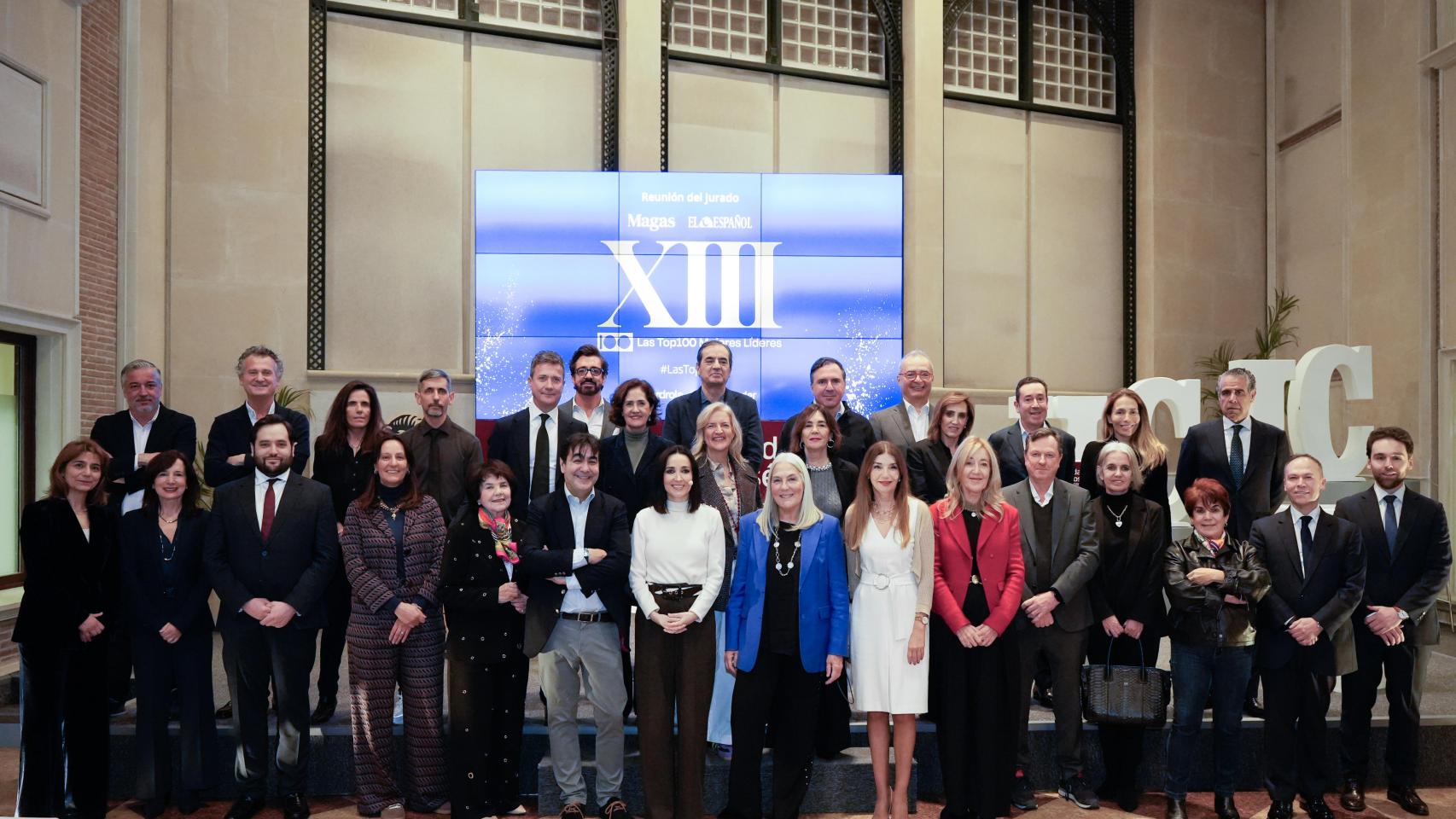 Fotografía de familia durante el acto.