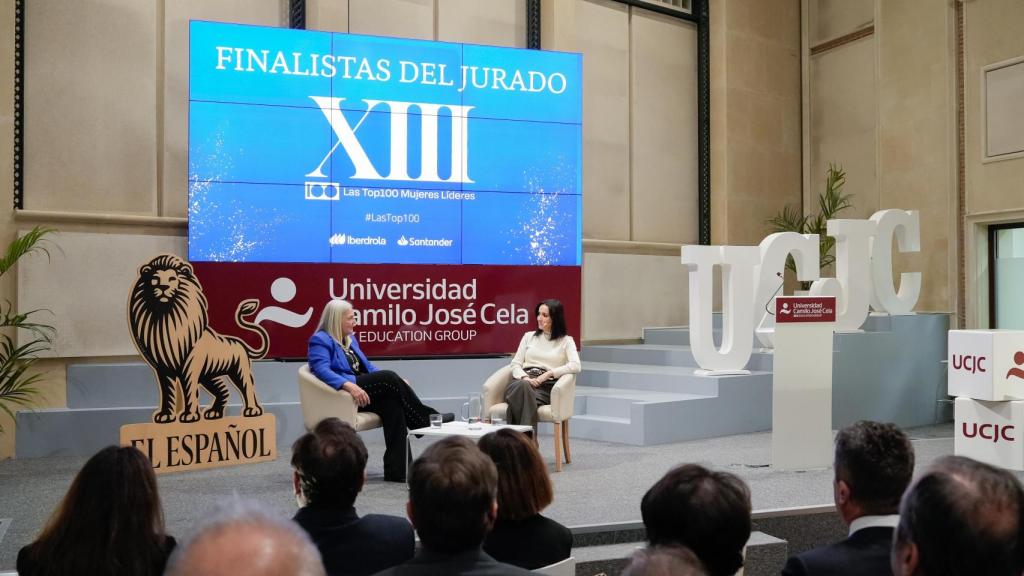Cruz Sánchez de Lara y Mercedes Wullich sobre el escenario de la universidad madrileña.