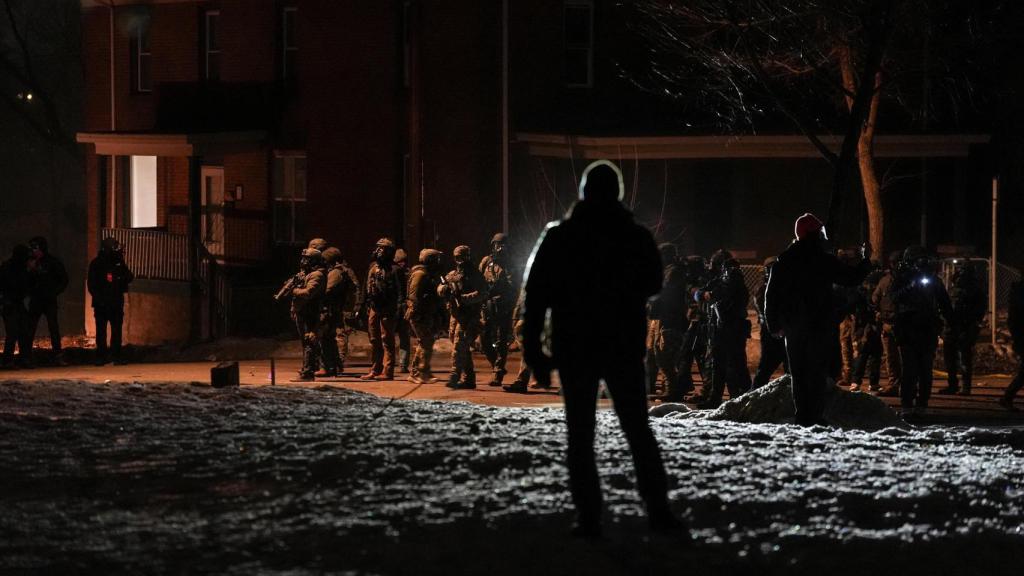 Agentes federales desplegados para controlar las protestas en Minneapolis.