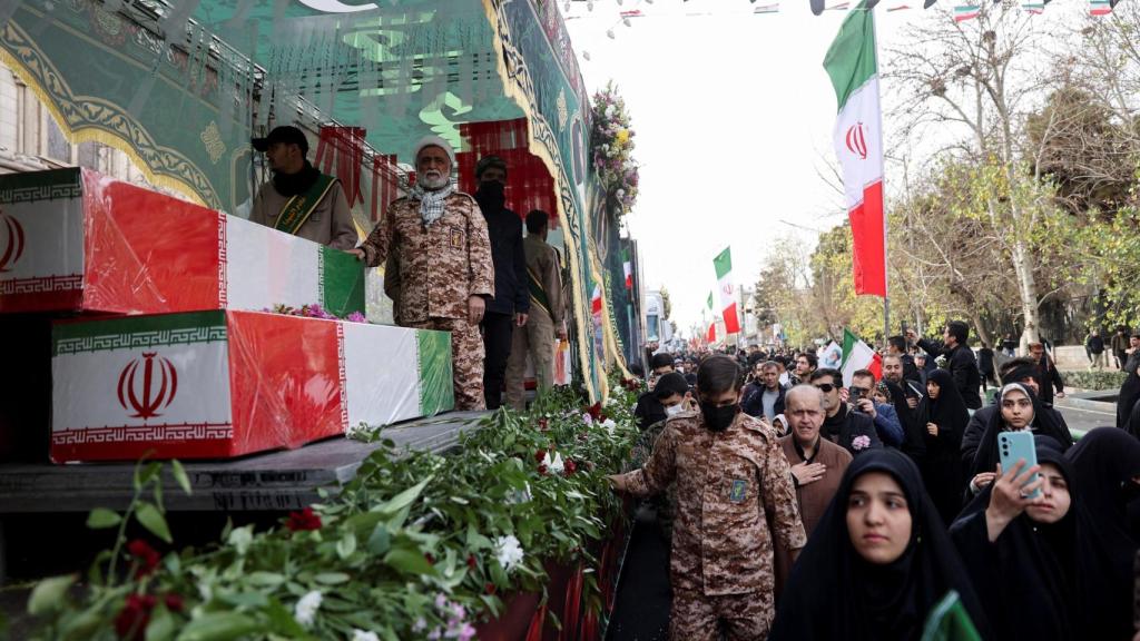 Funeral por los miembros de las fuerzas de seguridad iraníes fallecidos en las protestas.