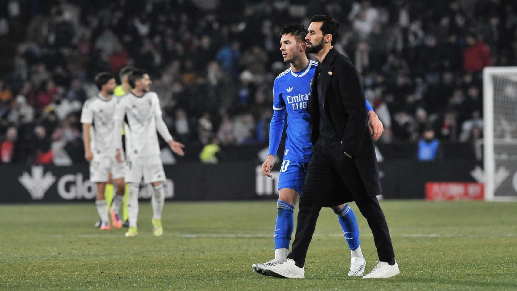 Arbeloa, junto a Mastantuono durante el partido ante el Albacete