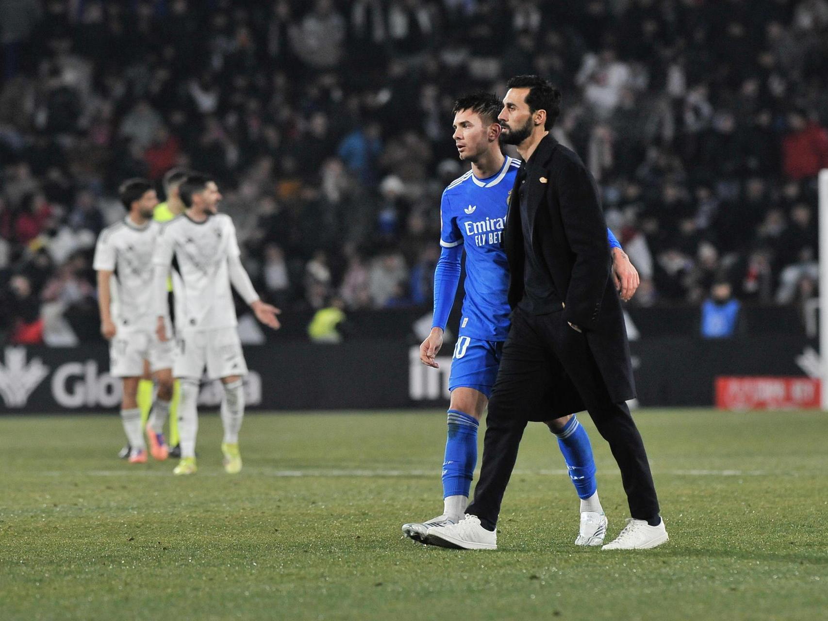 Arbeloa, junto a Mastantuono durante el partido ante el Albacete