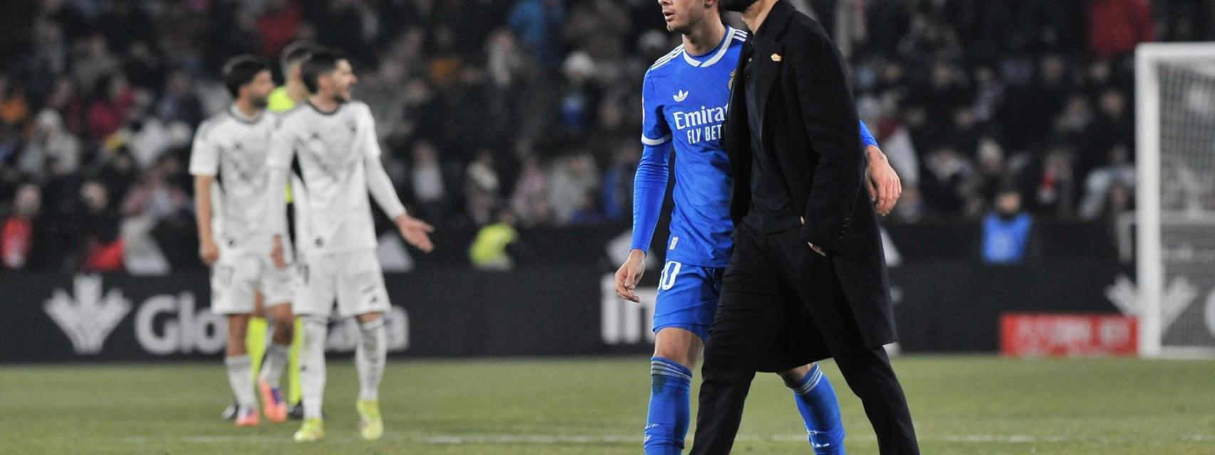 Arbeloa, junto a Mastantuono durante el partido ante el Albacete