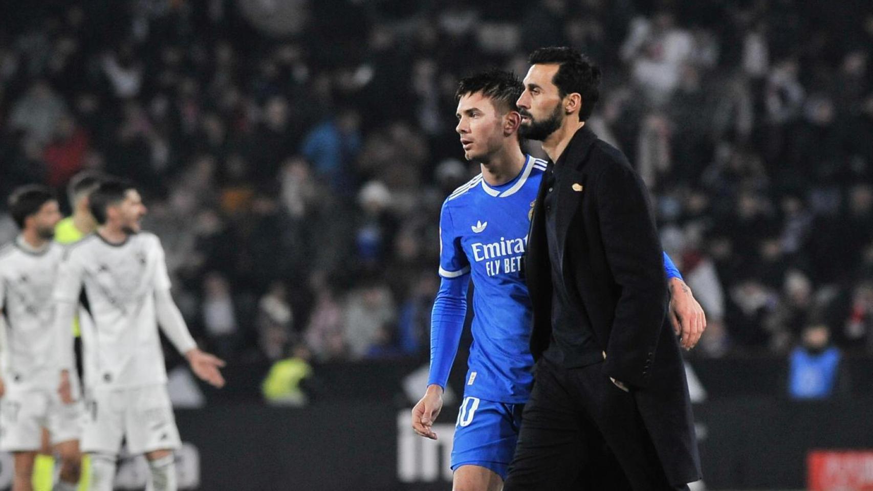 Arbeloa, junto a Mastantuono durante el partido ante el Albacete