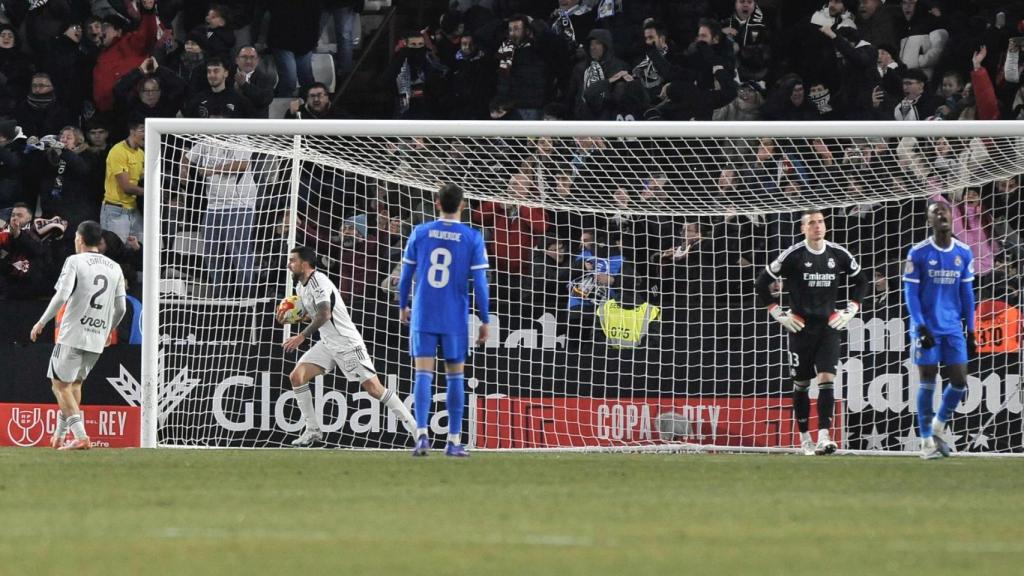 Jogadores do Albacete comemoram o terceiro gol contra o Real Madrid