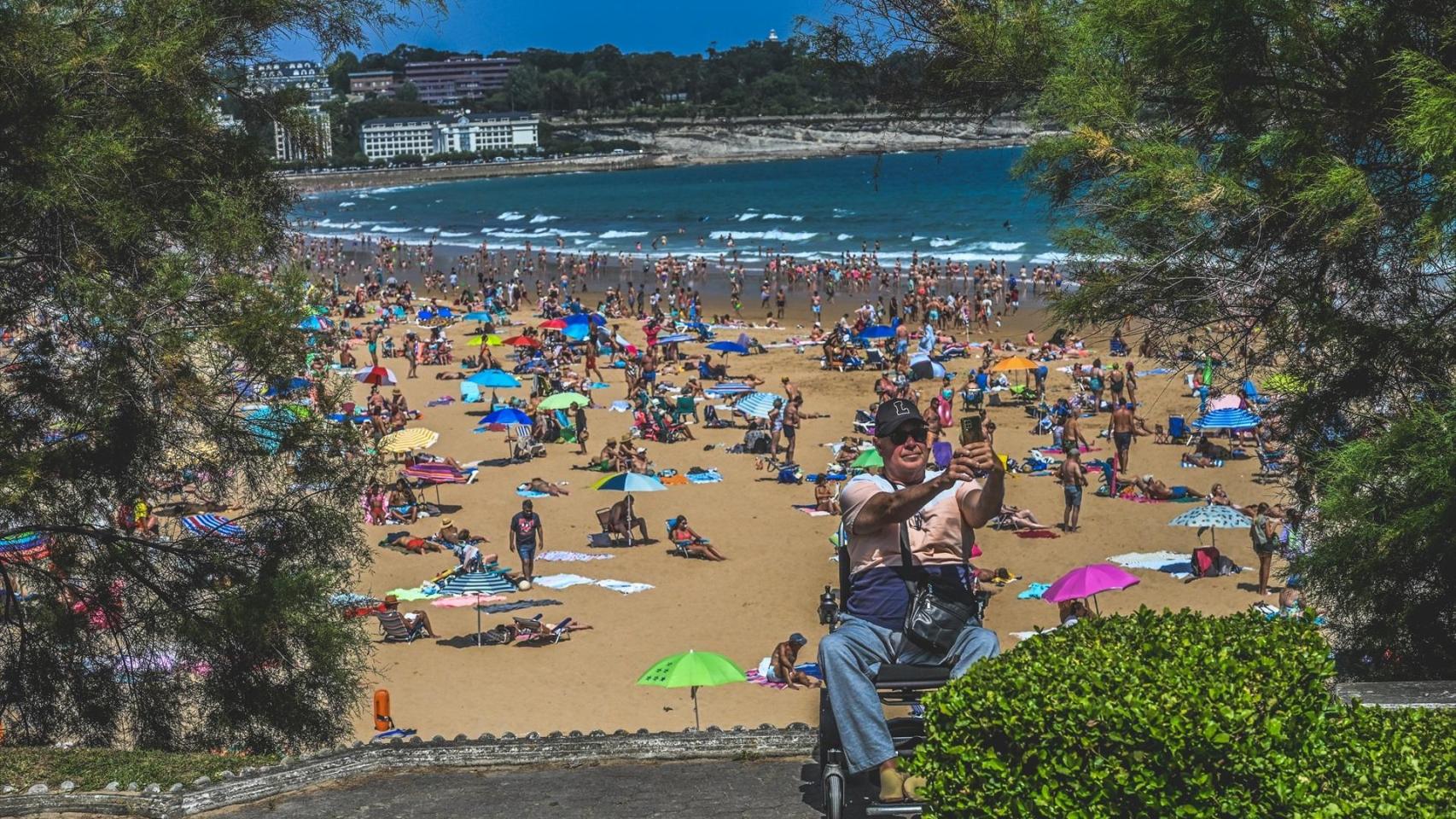 Un turista se hace un selfie en la Primera playa de El Sardinero, a 10 de agosto de 2025, en Santander, Cantabria.
