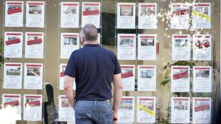 Un hombre observa pisos a la venta en una inmobiliaria de Valladolid