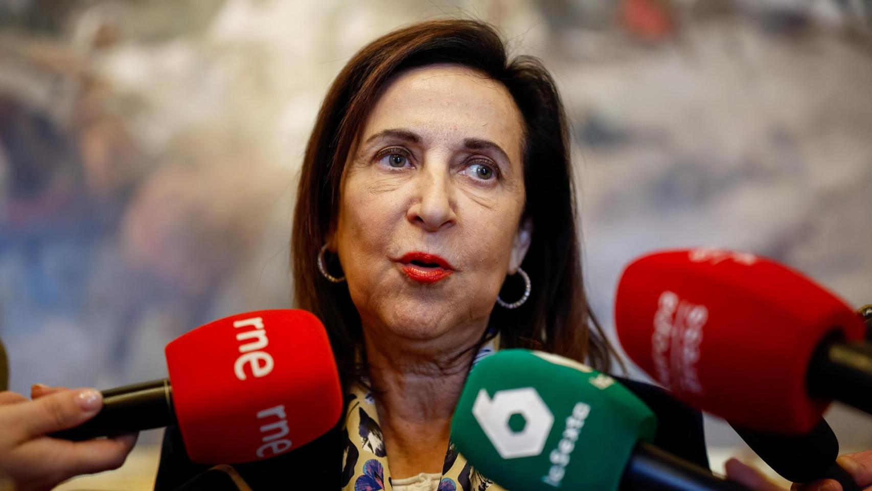 La ministra de Defensa, Margarita Robles, atiende a los medios en el marco del acto en la que ha condecorado a cuatro alcaldes de la dana y a cinco militares por su labor en los incendios, este miércoles, en el Cuartel General del Ejército de Tierra.