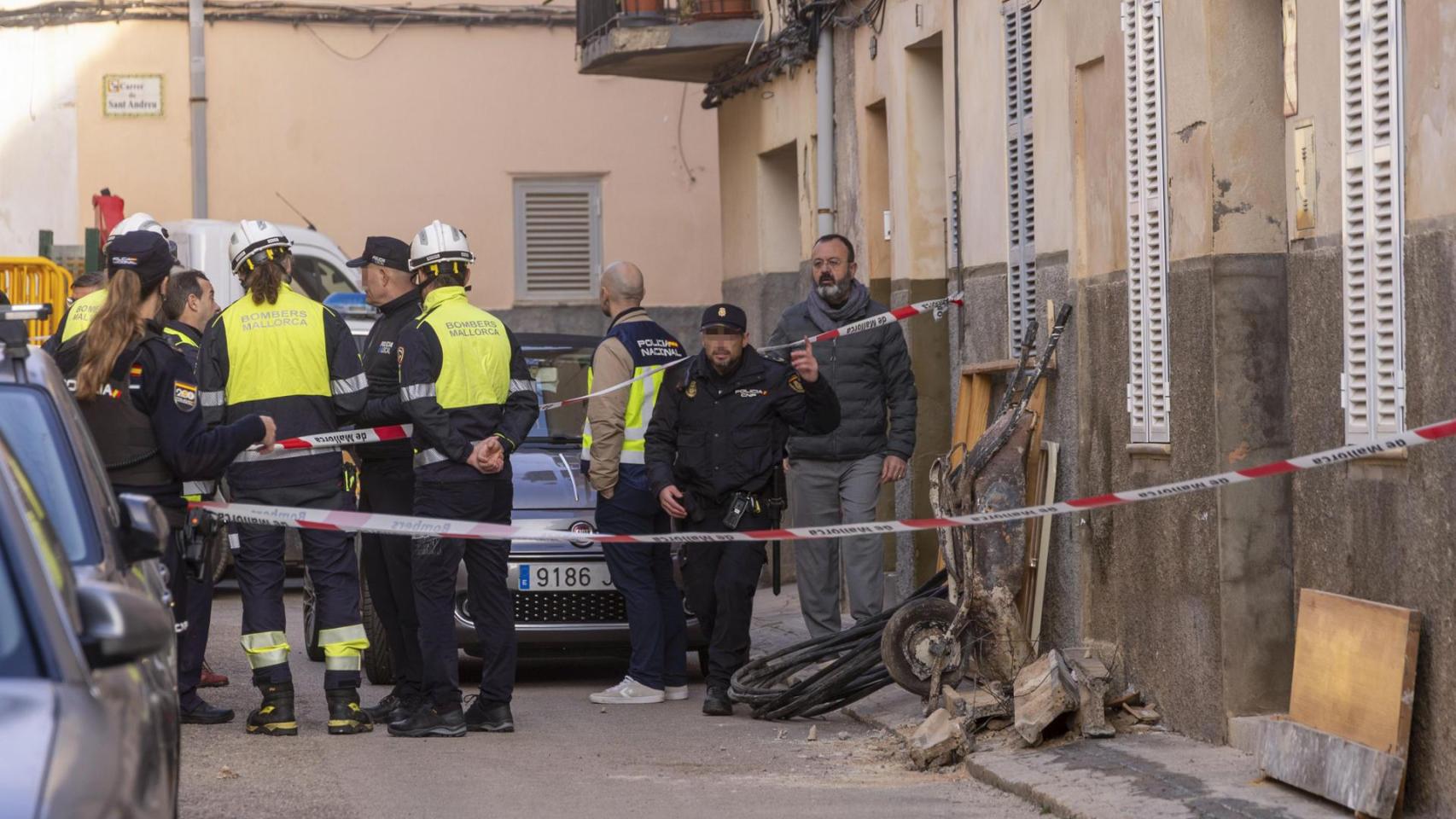 Agentes de Policía vigilan en la zona de la vivienda que se ha derrumbado en Manacor.