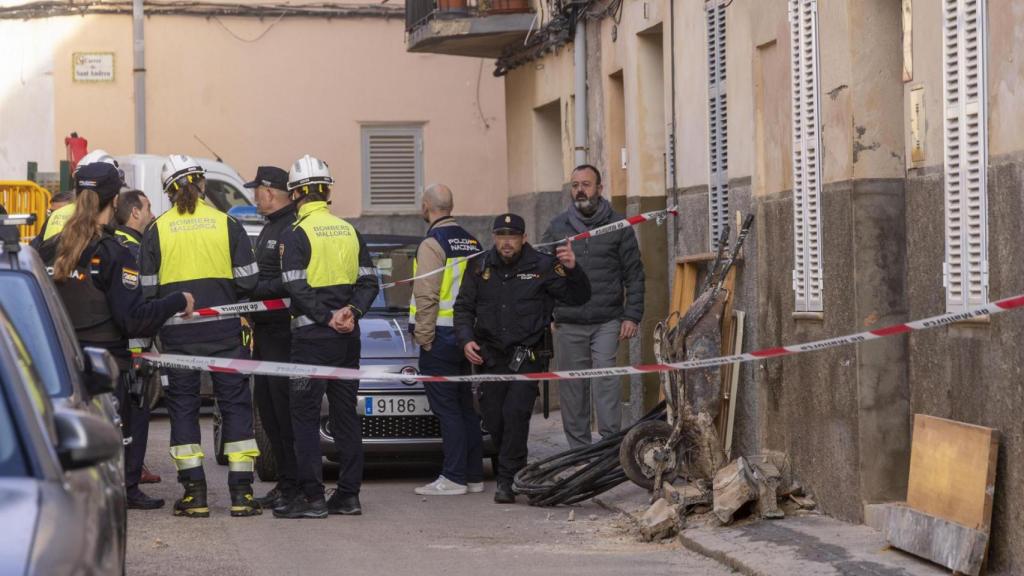 Agentes de Policía vigilan en la zona de la vivienda que se ha derrumbado en Manacor.