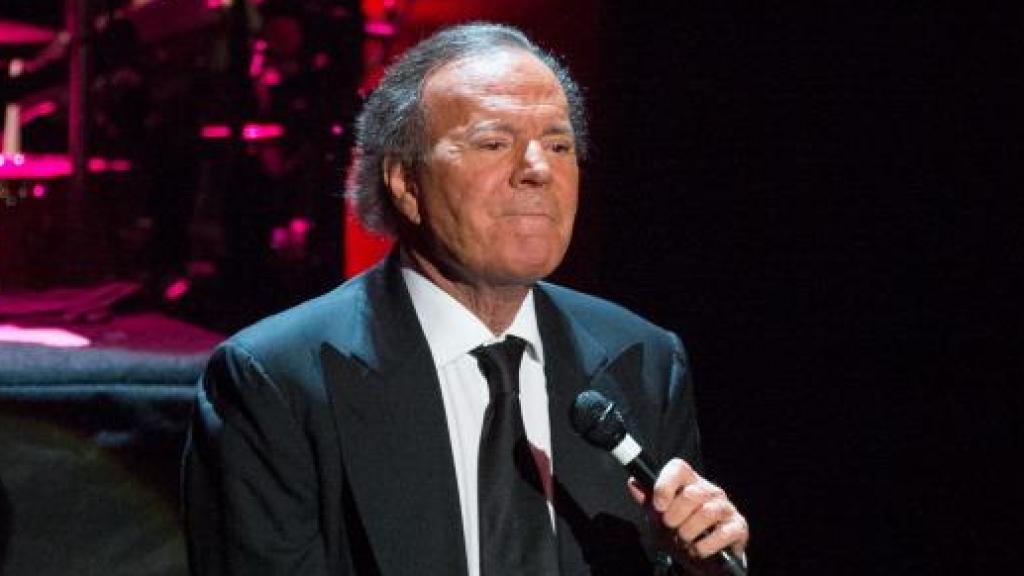Posado de Julio Iglesias en su casa de Punta Cana.
