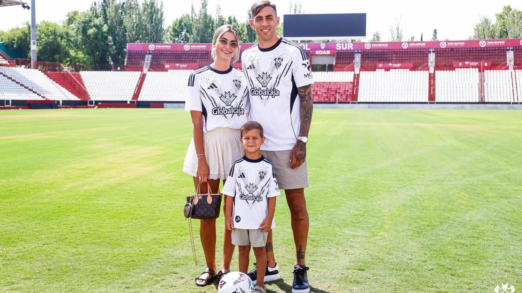 Jefté y su familia en su presentación oficial en el Albacete Balompié.
