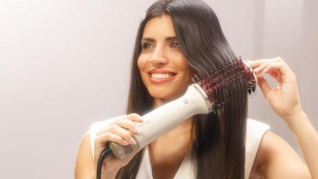 Ahorra 20 minutos todas las mañanas: el dispositivo de Cecotec que seca, alisa, peina y moldea