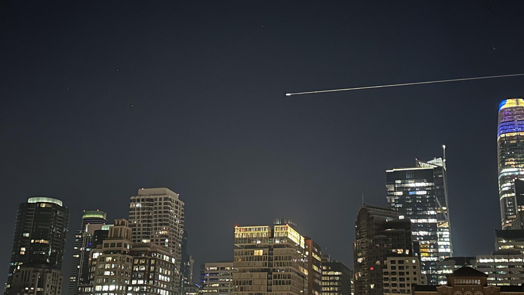Imagen de la Crew Dragon entrando a la atmósfera.